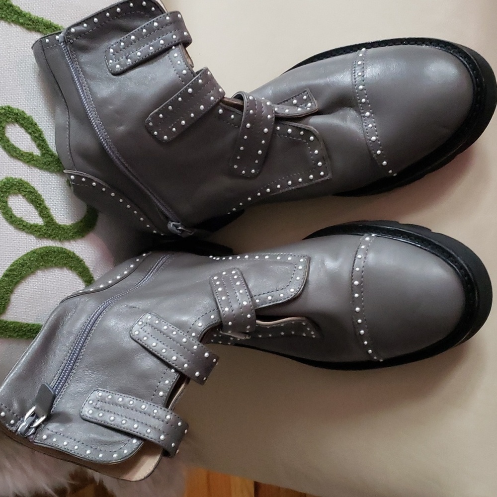 Stuart Weitzman made in Spain NWOT gray leather three buckle straps 9.5M